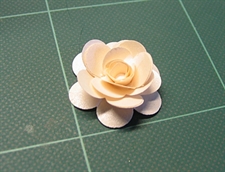 Rose lavet med udstansede blomster